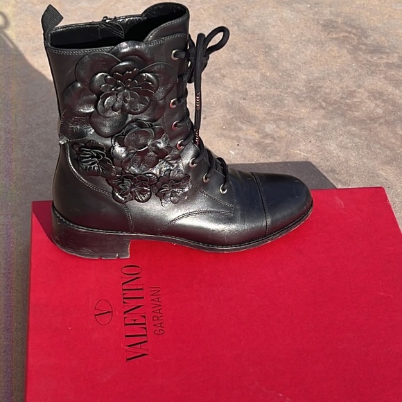 VALENTINO FLOWER COMBAT MOTO BOOTS BLACK 8 - Picture 2 of 14